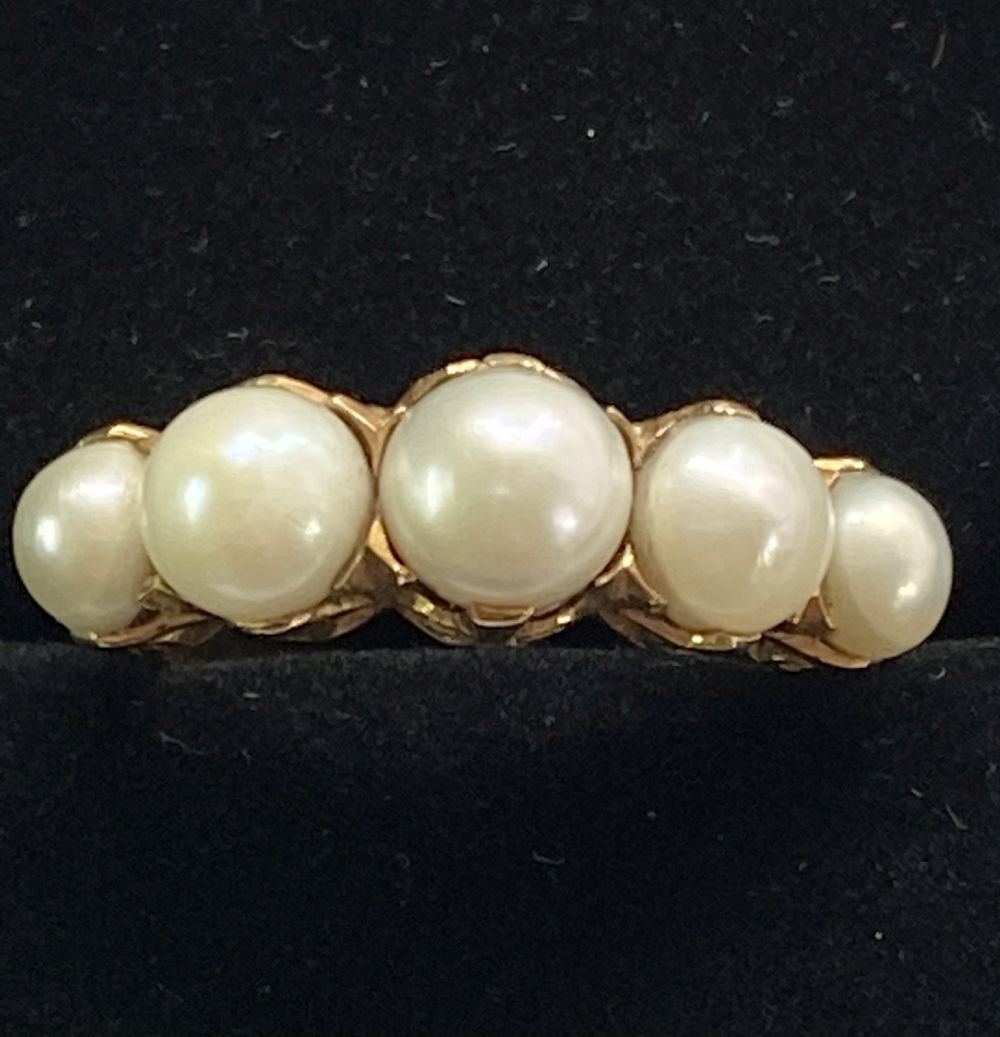 18CT ANTIQUE FIVE STONE GRADUATED PEARL RING
