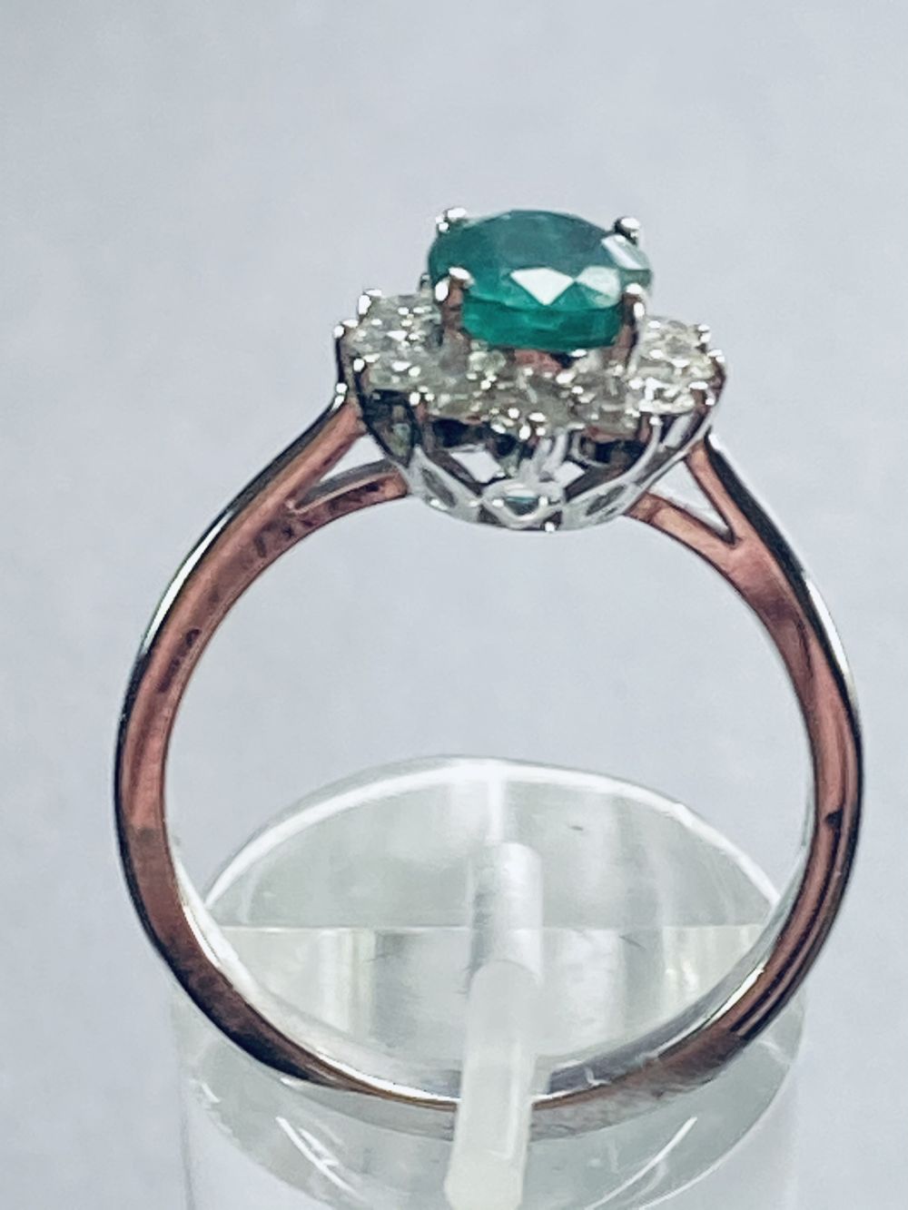 COLUMBIAN EMERALD AND DIAMOND CLUSTER RING - Image 5 of 8