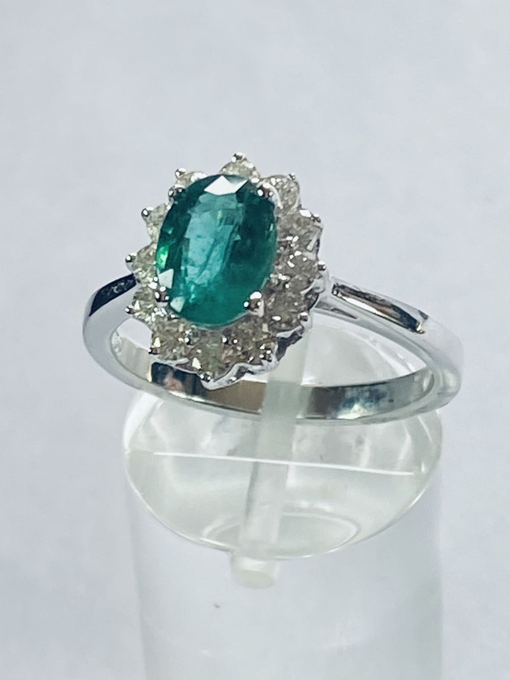 COLUMBIAN EMERALD AND DIAMOND CLUSTER RING - Image 6 of 8