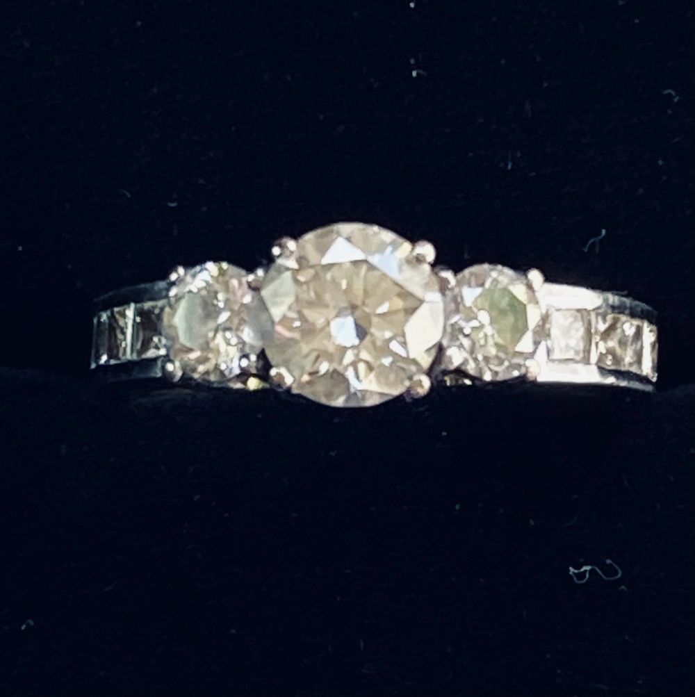 18CT WHITE AND YELLOW GOLD DIAMOND RING - Image 2 of 14