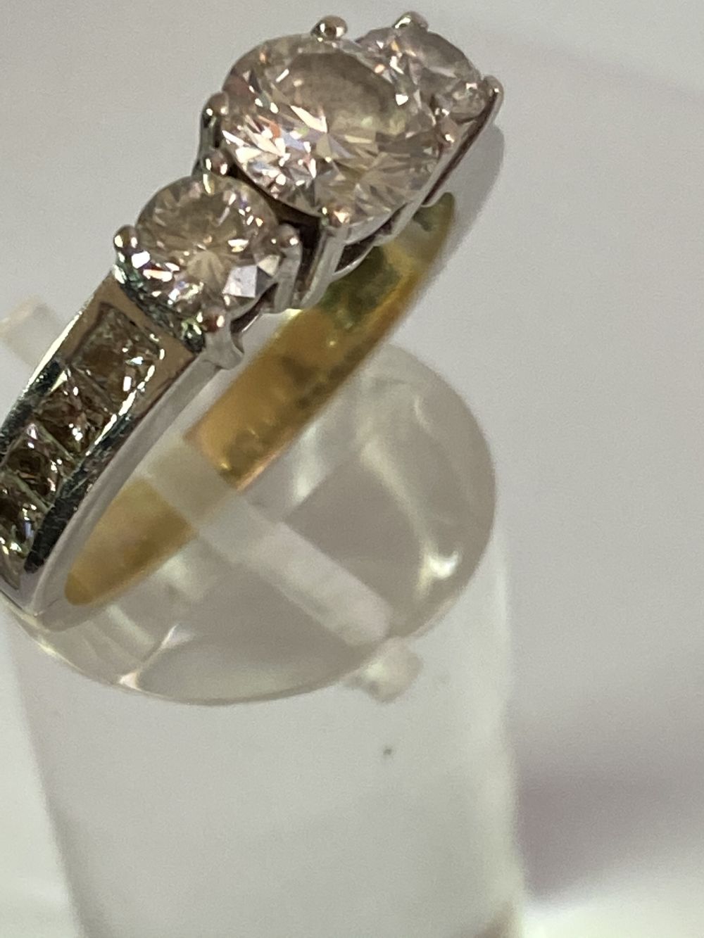 18CT WHITE AND YELLOW GOLD DIAMOND RING - Image 13 of 14