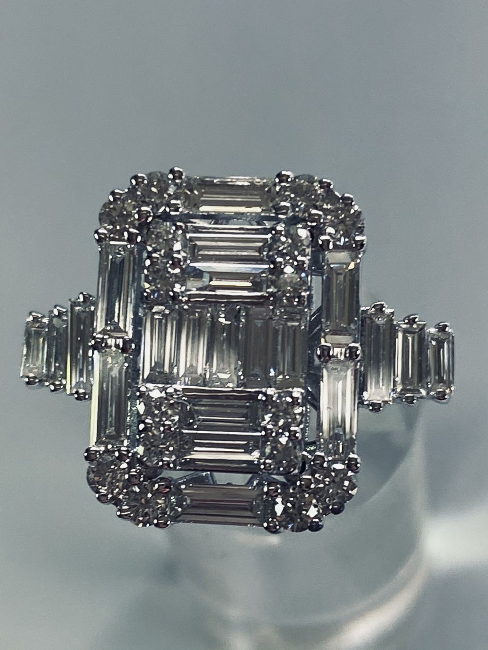 BAGUETTE AND ROUND BRILLIANT CUT DIAMOND RING - Image 5 of 10
