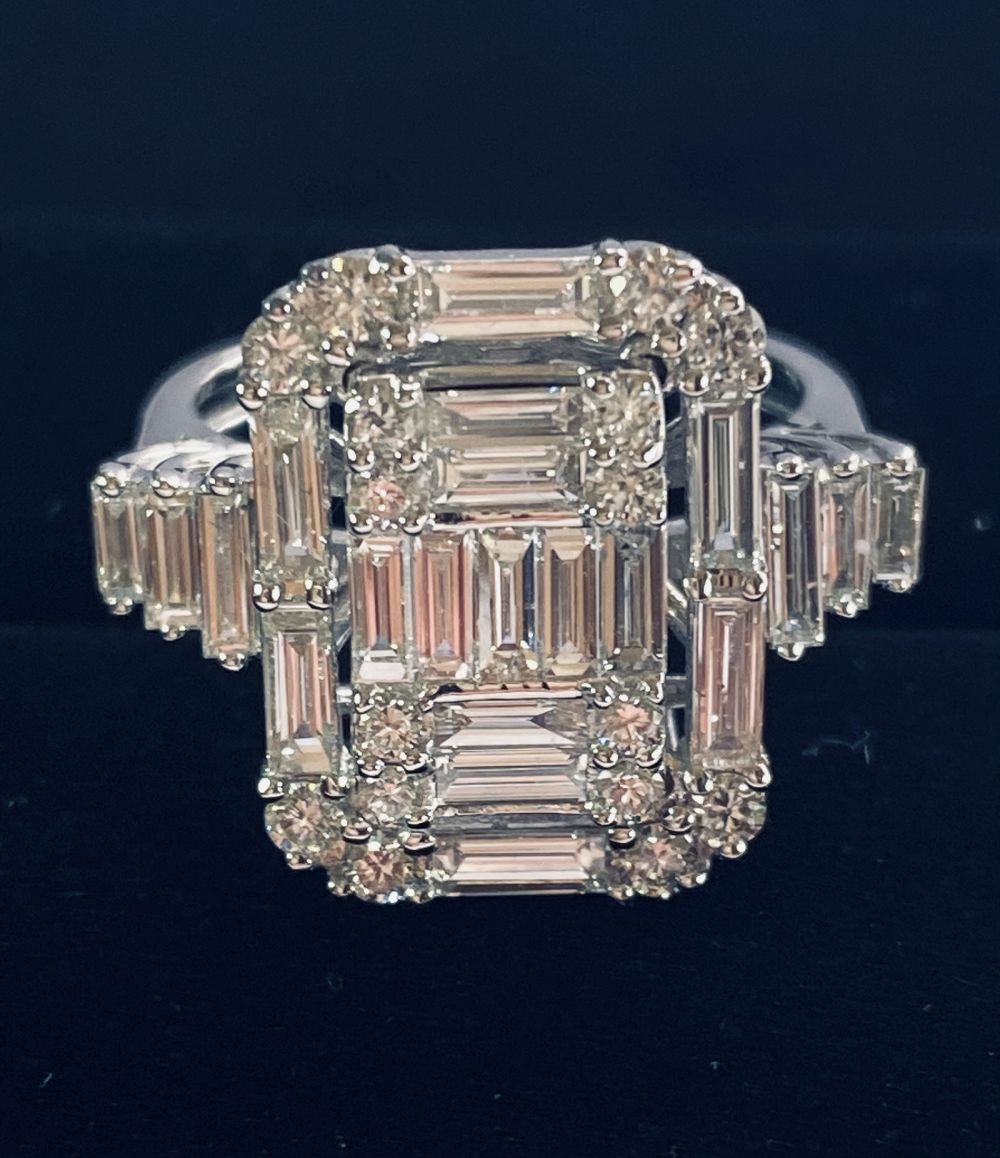 BAGUETTE AND ROUND BRILLIANT CUT DIAMOND RING - Image 2 of 10