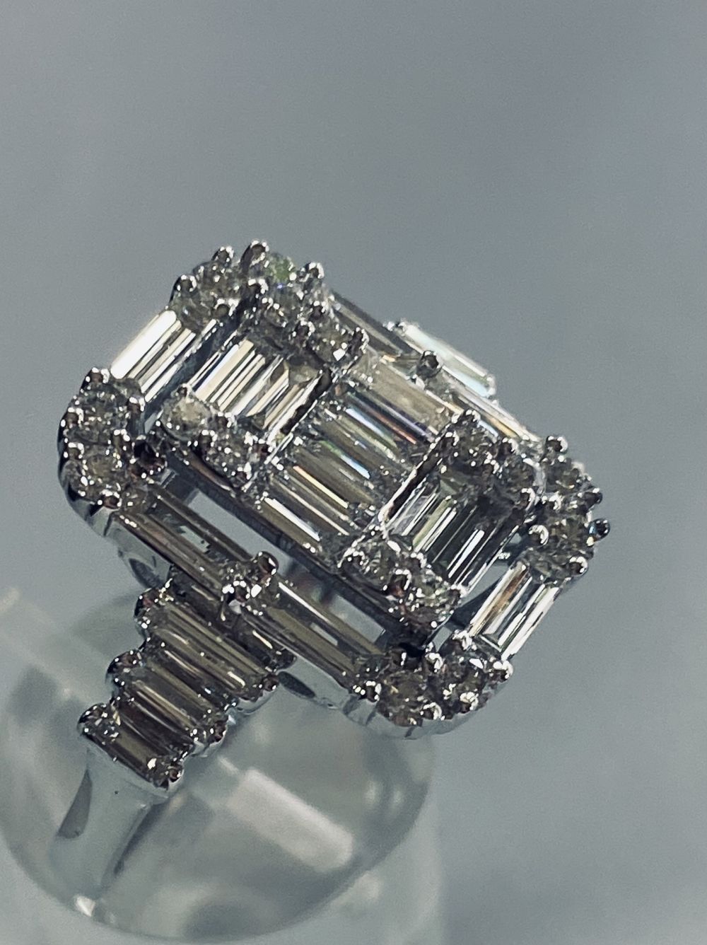 BAGUETTE AND ROUND BRILLIANT CUT DIAMOND RING - Image 6 of 10