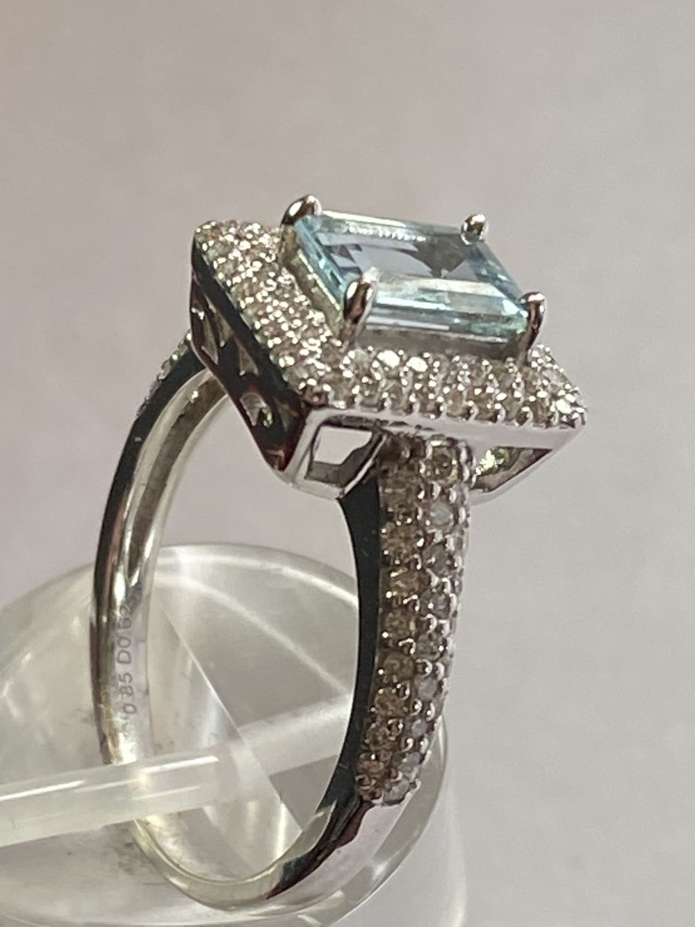 18CT WHITE GOLD AQUAMARINE AND DIAMOND RING - Image 6 of 8