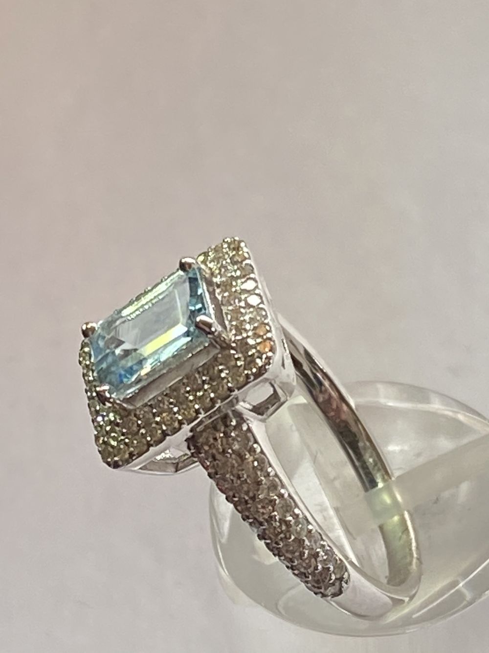 18CT WHITE GOLD AQUAMARINE AND DIAMOND RING - Image 3 of 8