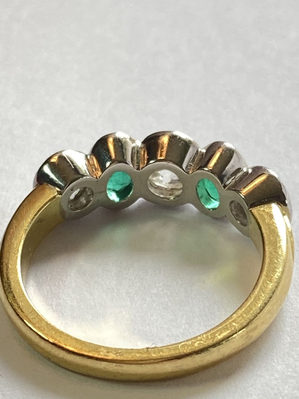 COLUMBIAN EMERALD AND DIAMOND RING - Image 10 of 12