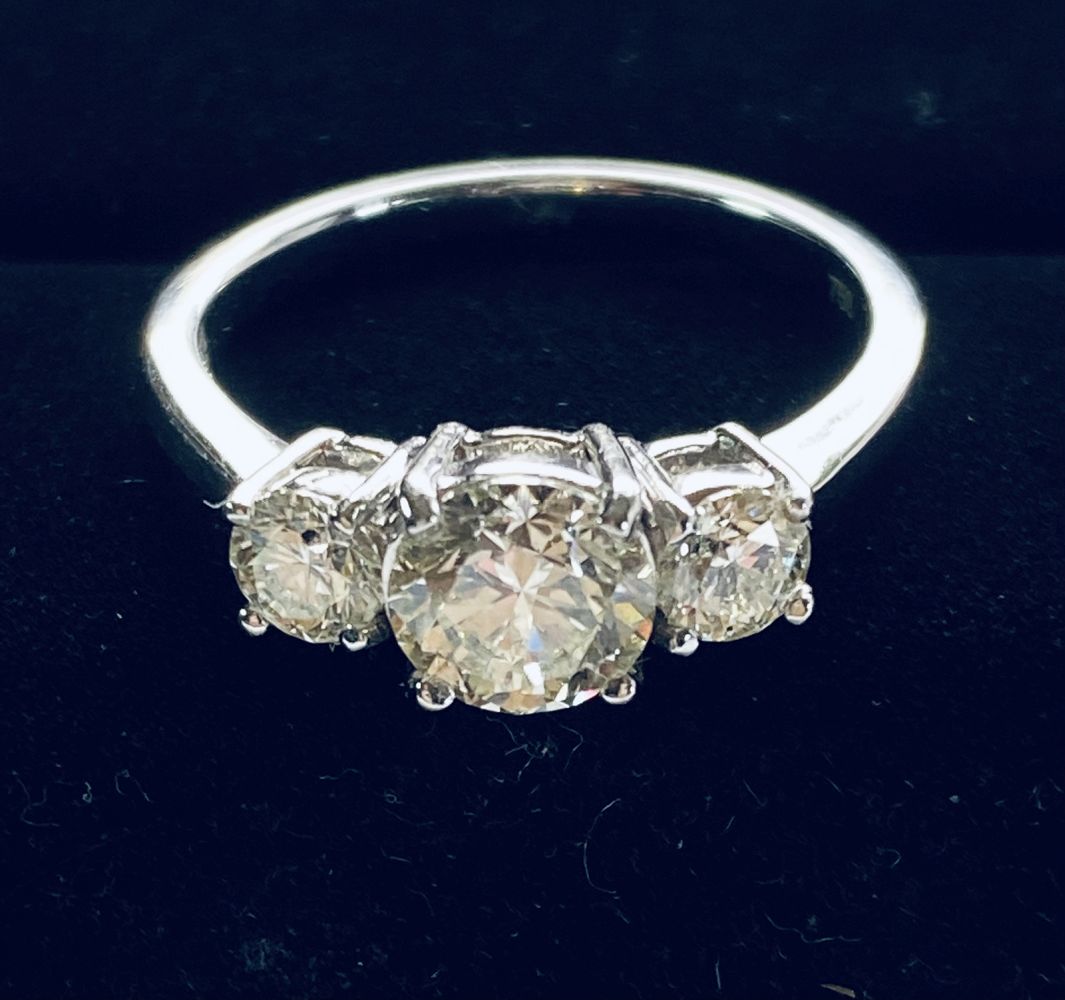 18CT WHITE GOLD THREE STONE DIAMOND RING - Image 3 of 8