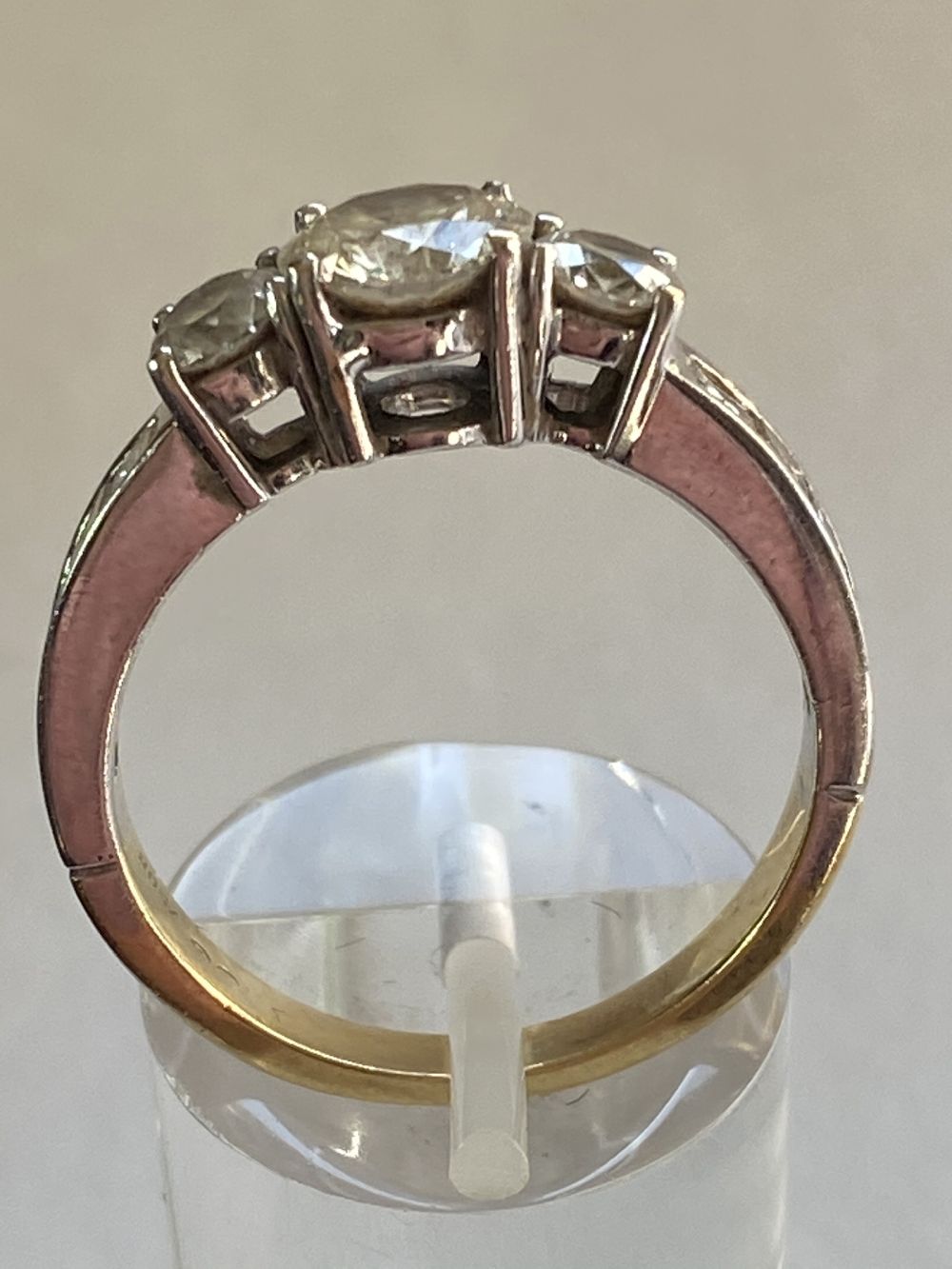 18CT WHITE AND YELLOW GOLD DIAMOND RING - Image 9 of 14