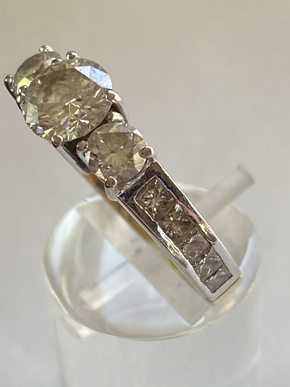 18CT WHITE AND YELLOW GOLD DIAMOND RING - Image 7 of 14