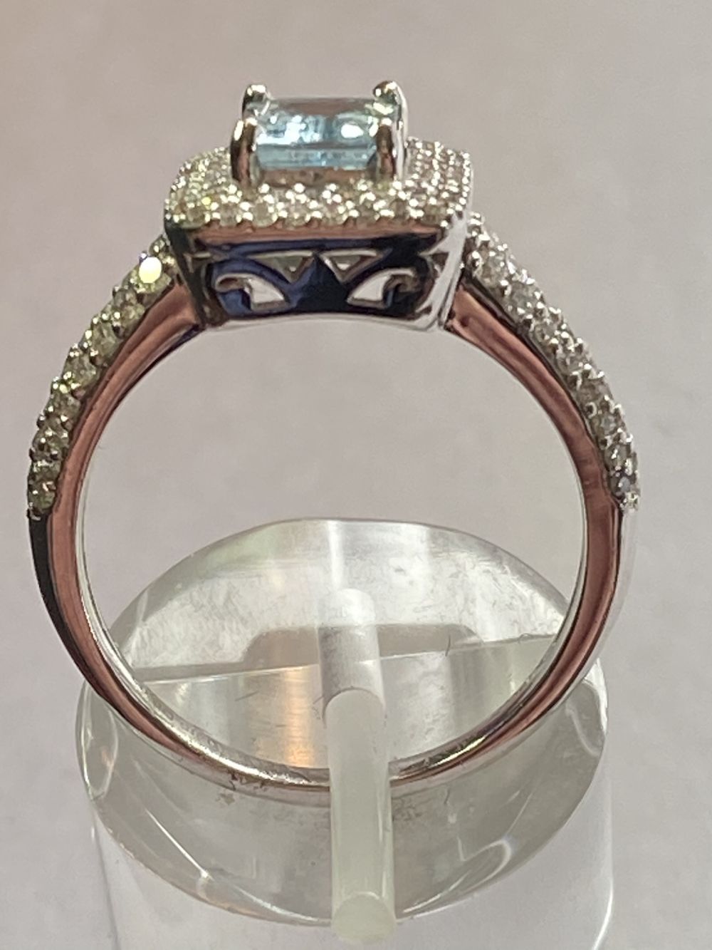 18CT WHITE GOLD AQUAMARINE AND DIAMOND RING - Image 5 of 8