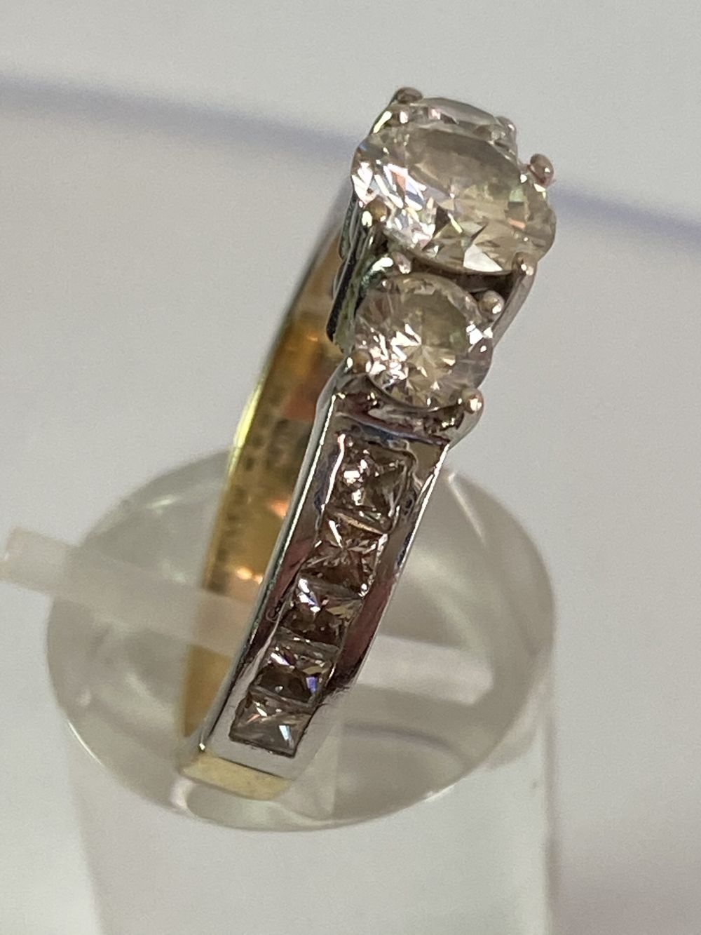 18CT WHITE AND YELLOW GOLD DIAMOND RING - Image 12 of 14