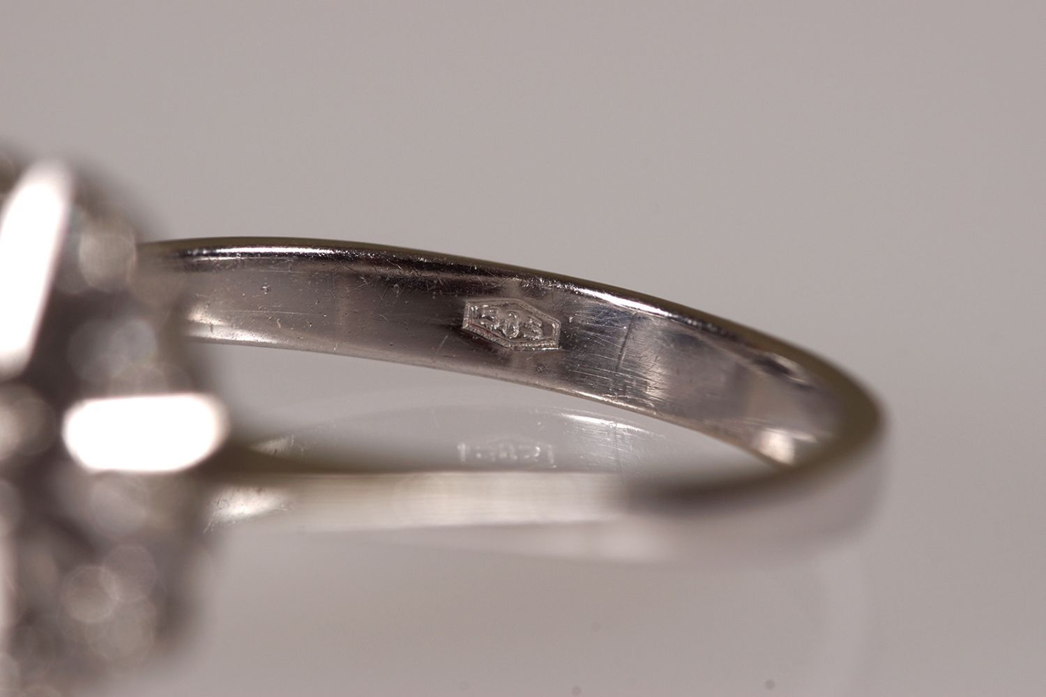 14 CARAT WHITE GOLD AND DIAMOND RING - Image 3 of 3