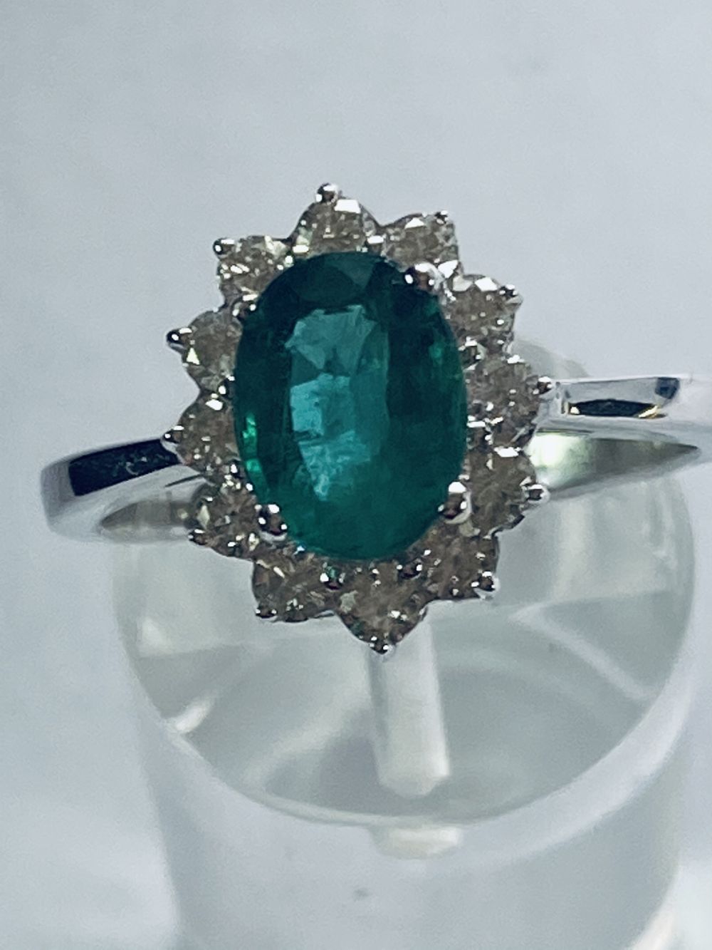 COLUMBIAN EMERALD AND DIAMOND CLUSTER RING - Image 2 of 8