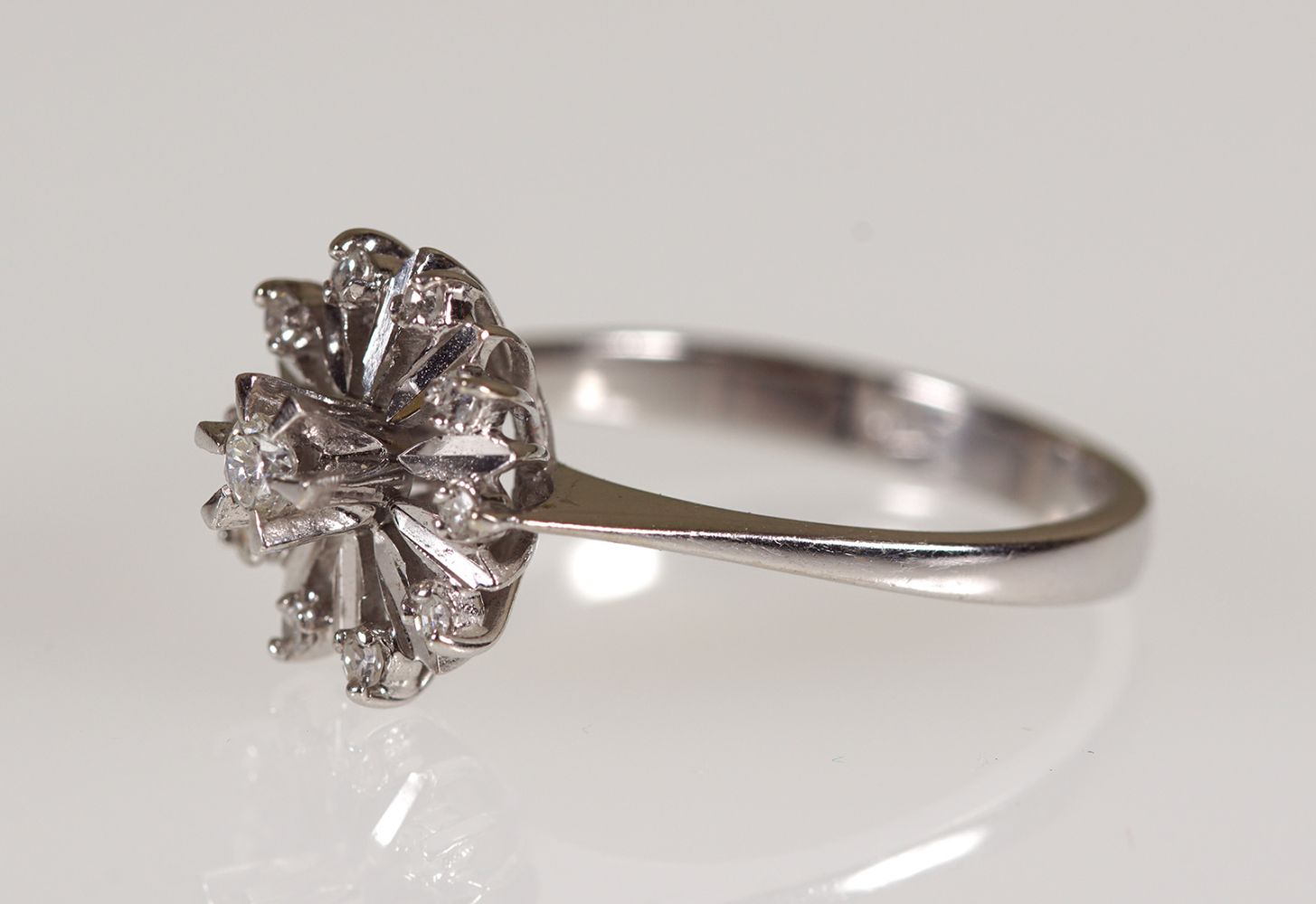 14 CARAT WHITE GOLD AND DIAMOND RING - Image 2 of 3