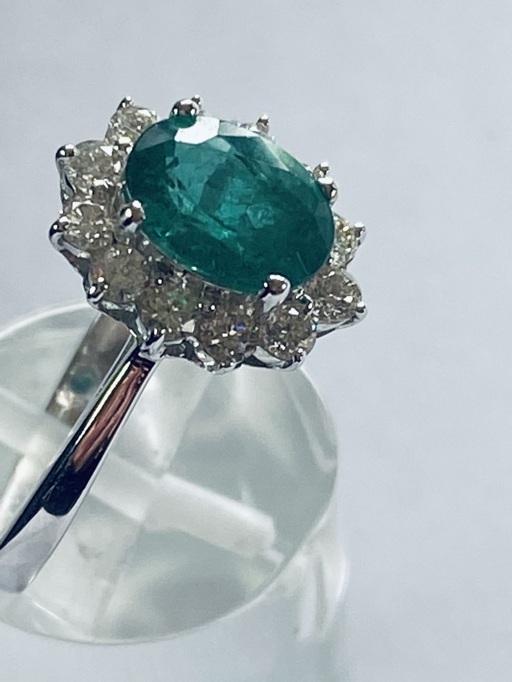 COLUMBIAN EMERALD AND DIAMOND CLUSTER RING - Image 3 of 8