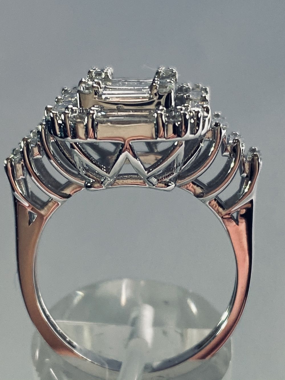 BAGUETTE AND ROUND BRILLIANT CUT DIAMOND RING - Image 8 of 10