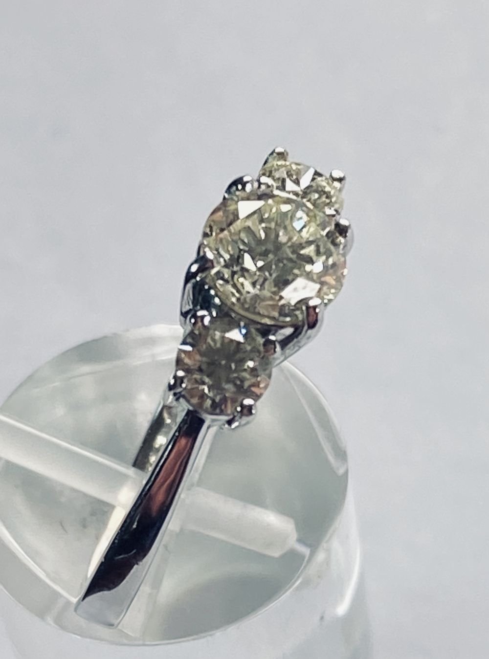 18CT WHITE GOLD THREE STONE DIAMOND RING - Image 5 of 8