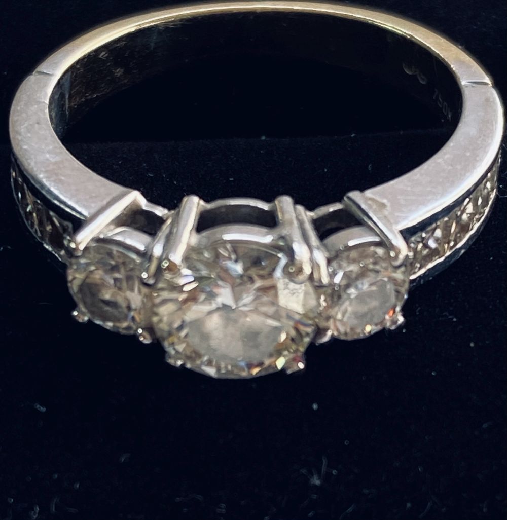 18CT WHITE AND YELLOW GOLD DIAMOND RING - Image 3 of 14