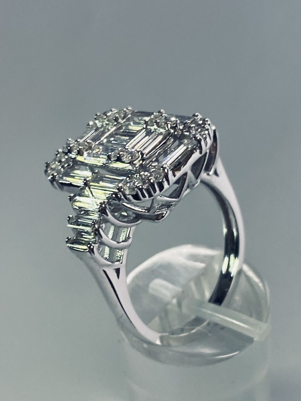 BAGUETTE AND ROUND BRILLIANT CUT DIAMOND RING - Image 9 of 10