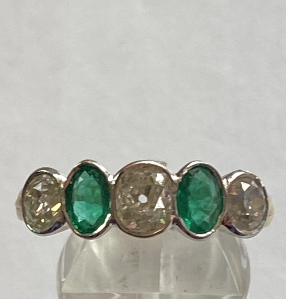 COLUMBIAN EMERALD AND DIAMOND RING - Image 8 of 12