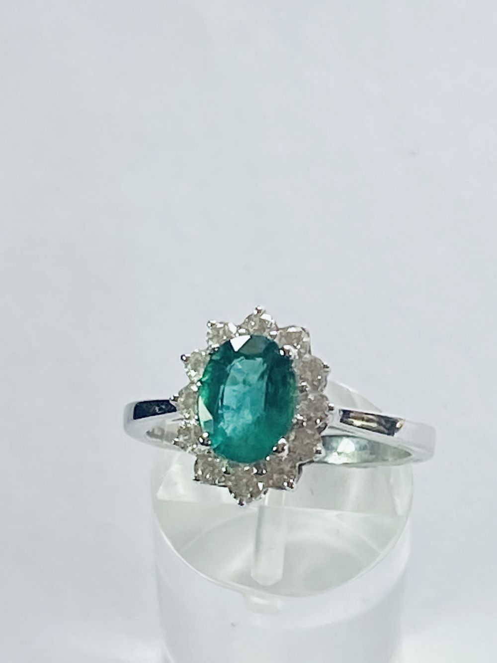 COLUMBIAN EMERALD AND DIAMOND CLUSTER RING - Image 7 of 8