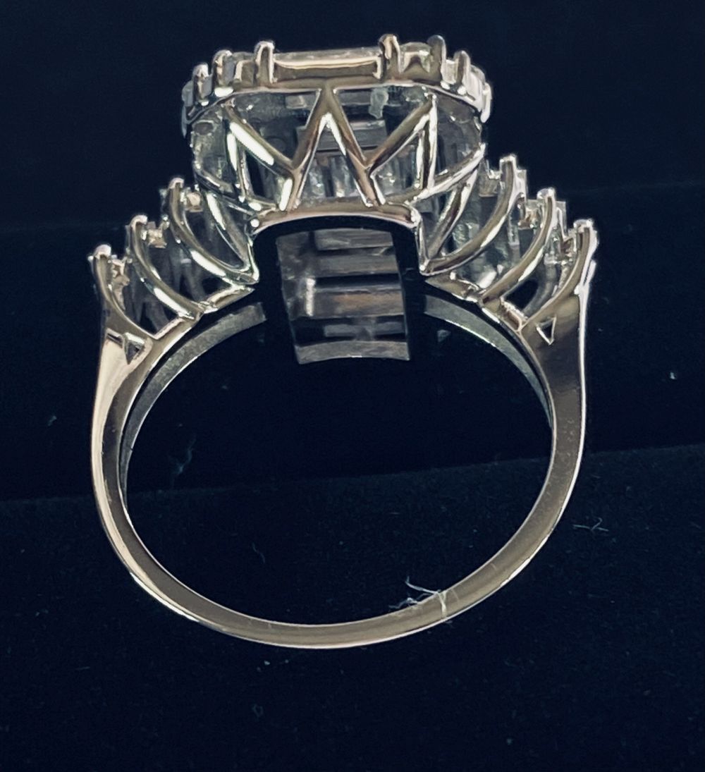 BAGUETTE AND ROUND BRILLIANT CUT DIAMOND RING - Image 4 of 10