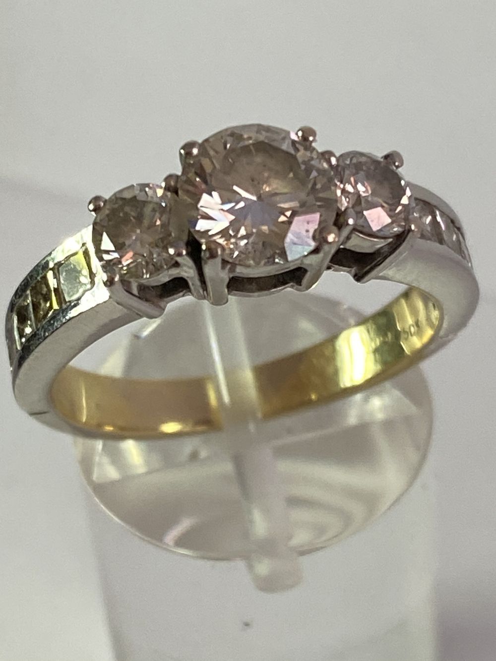 18CT WHITE AND YELLOW GOLD DIAMOND RING - Image 14 of 14