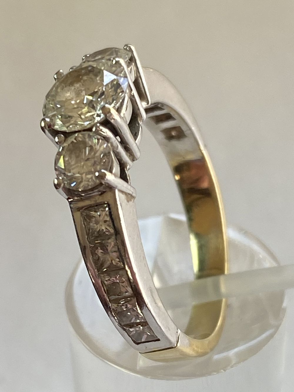 18CT WHITE AND YELLOW GOLD DIAMOND RING - Image 8 of 14