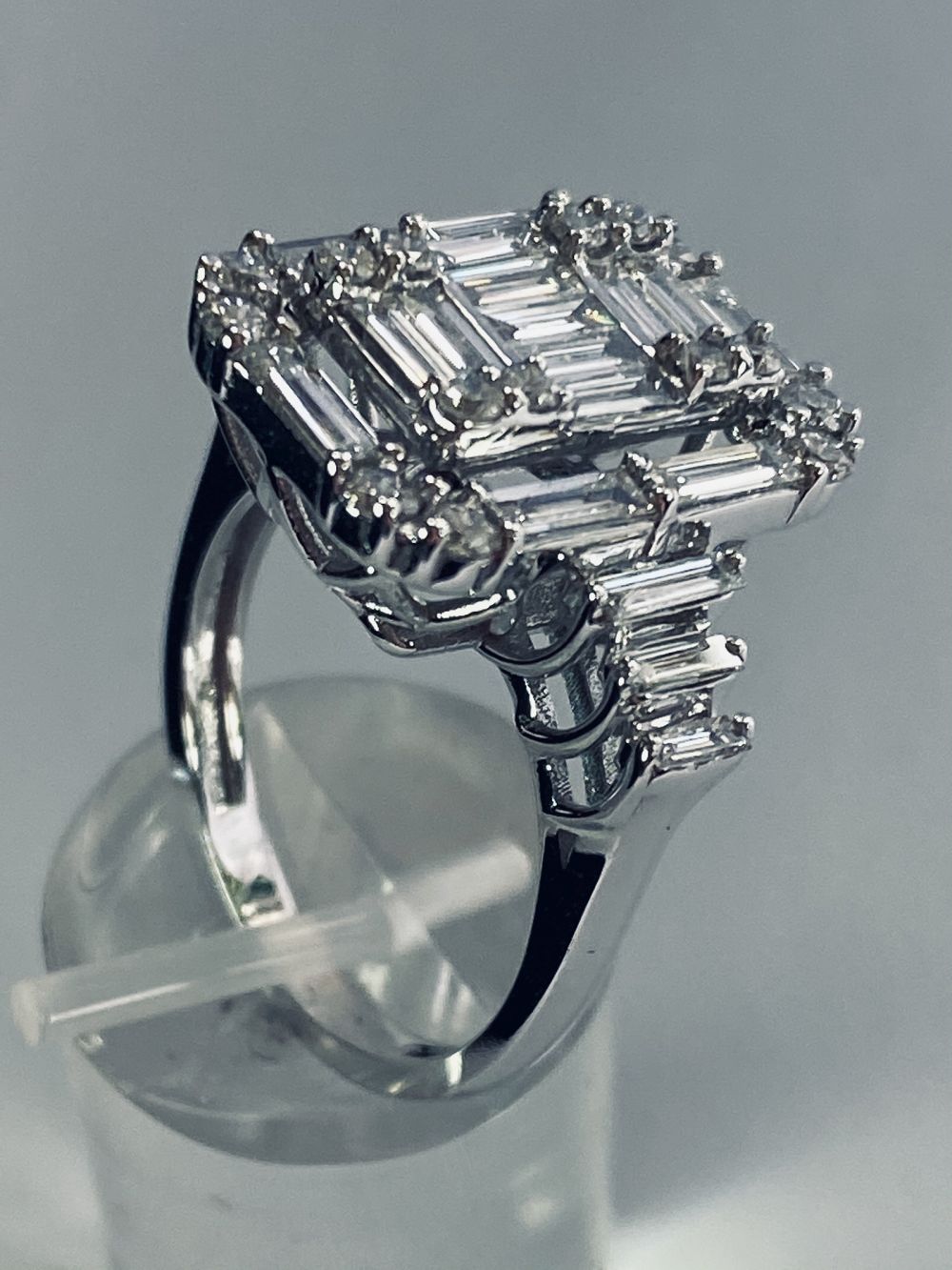 BAGUETTE AND ROUND BRILLIANT CUT DIAMOND RING - Image 7 of 10