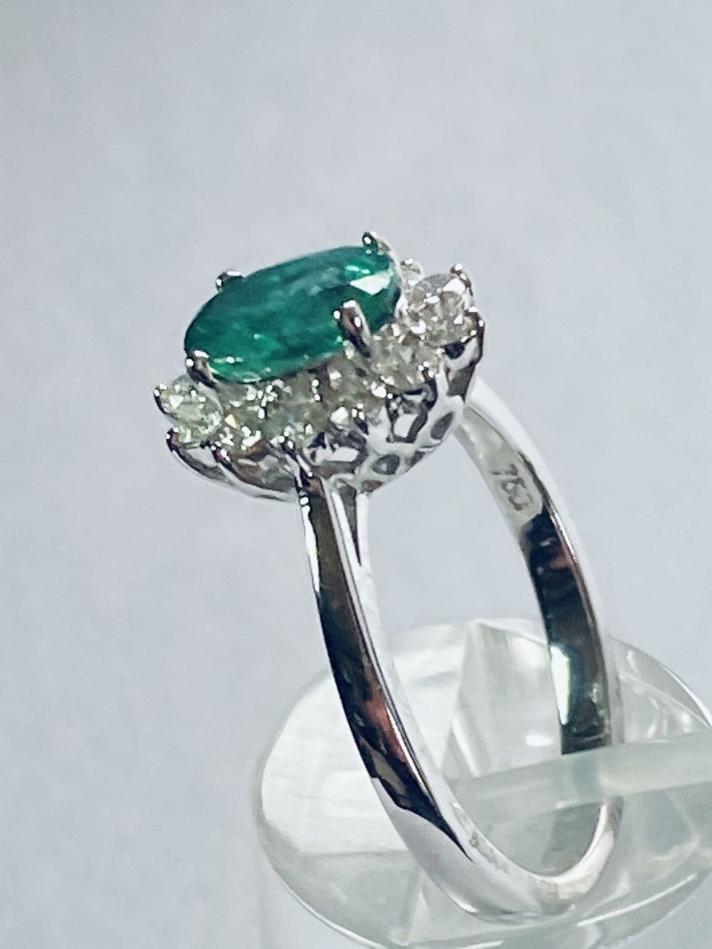 COLUMBIAN EMERALD AND DIAMOND CLUSTER RING - Image 8 of 8