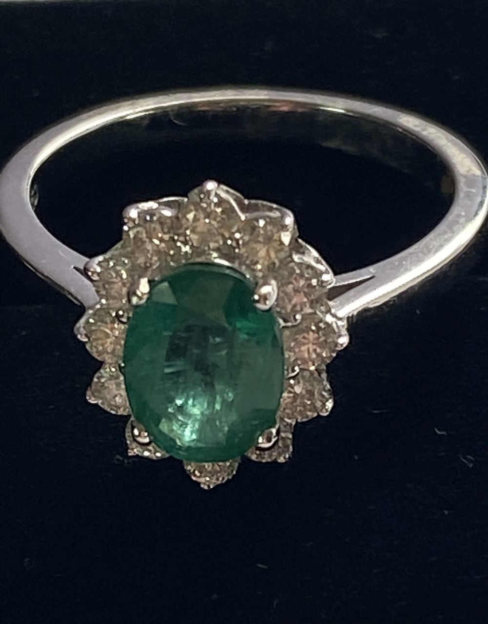 COLUMBIAN EMERALD AND DIAMOND CLUSTER RING - Image 4 of 8