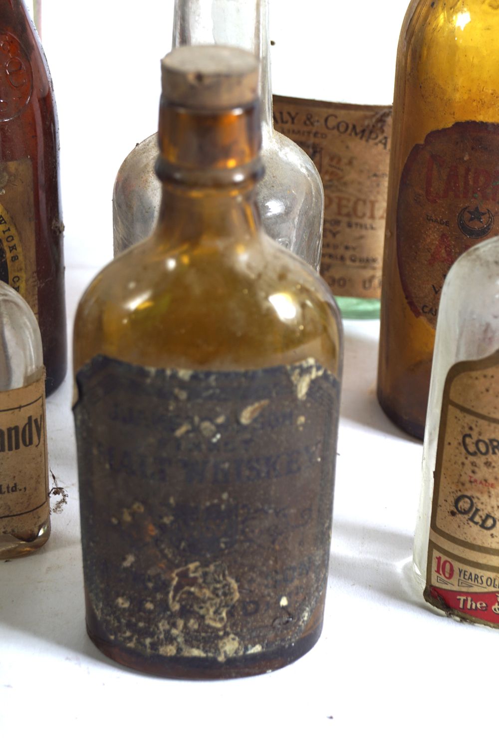 LOT OF 16 OLD WHISKEY AND BEER BOTTLES - Image 5 of 7