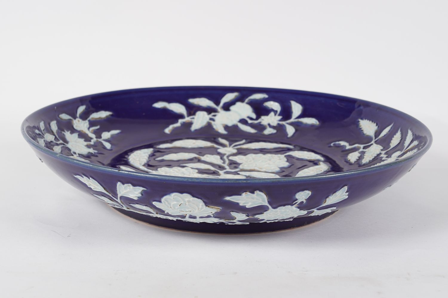 LARGE CHINESE QING BLUE AND WHITE CHARGER - Bild 4 aus 8