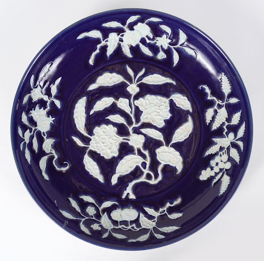 LARGE CHINESE QING BLUE AND WHITE CHARGER