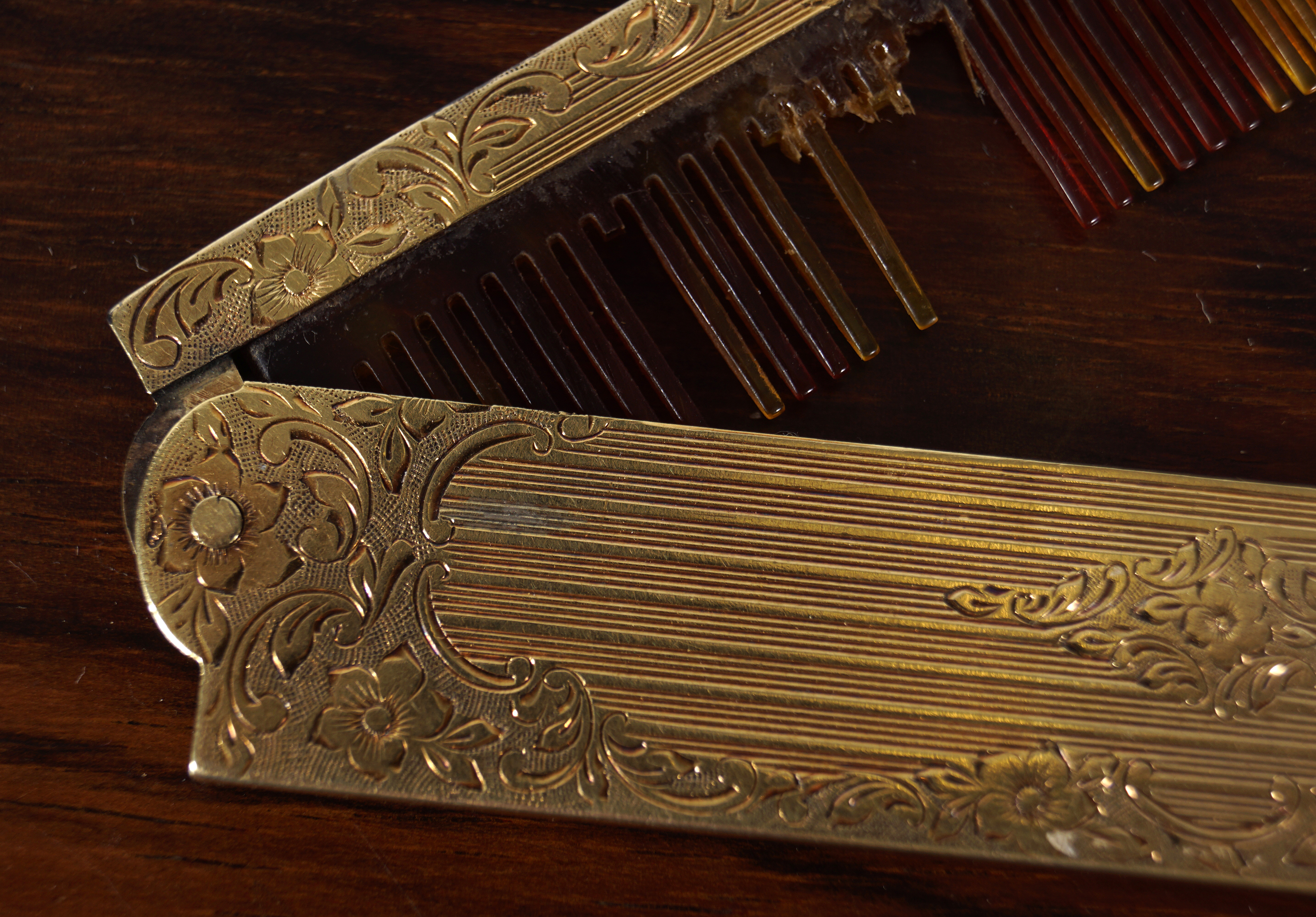 19TH-CENTURY GILDED SILVER CASED MUSTACHE COMB - Image 2 of 3