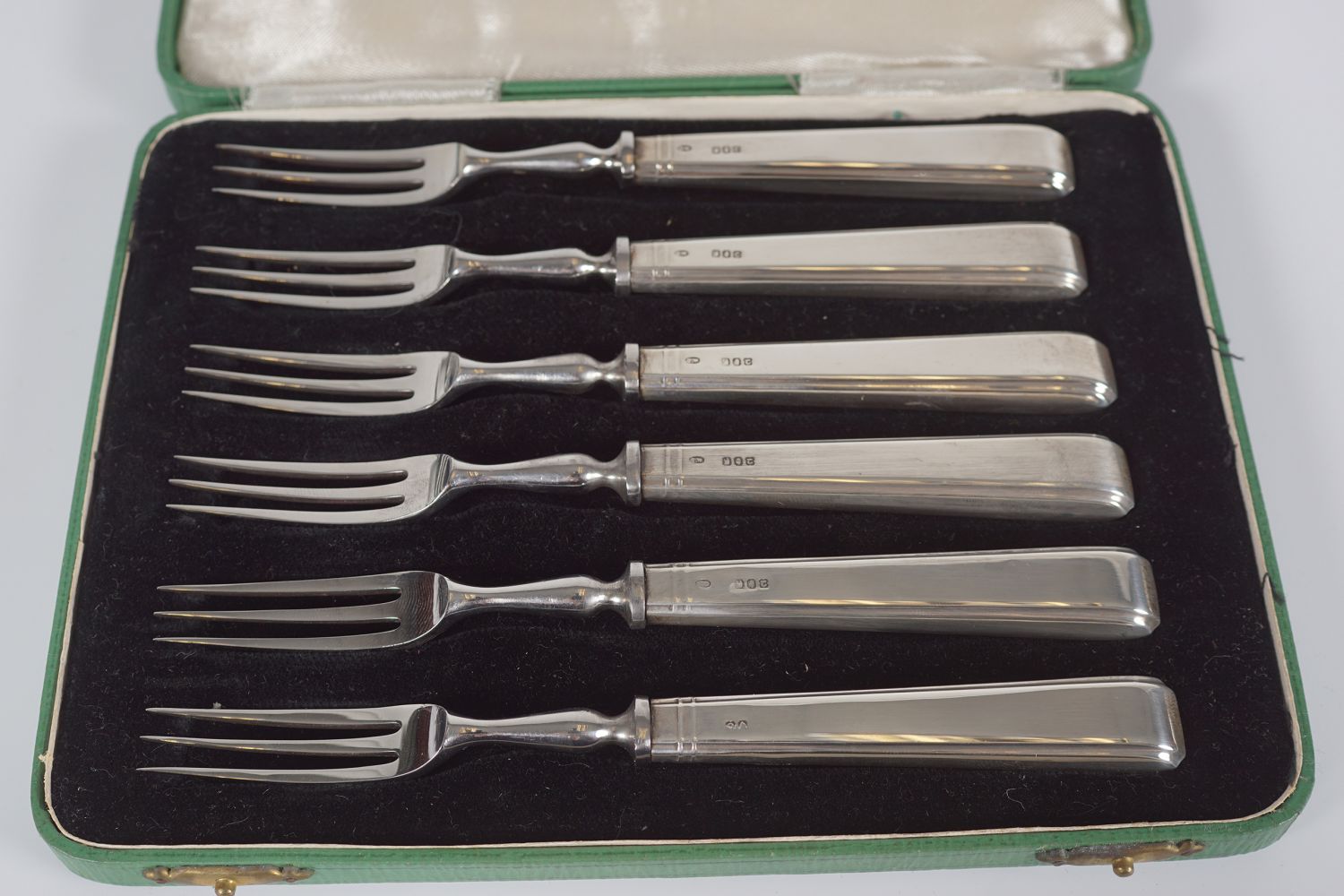 SET OF SILVER OYSTER KNIVES