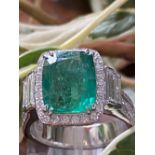 COLOMBIAN EMERALD AND DIAMOND CLUSTER RING