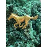 18CT YELLOW GOLD GALLOPING HORSE BROOCH