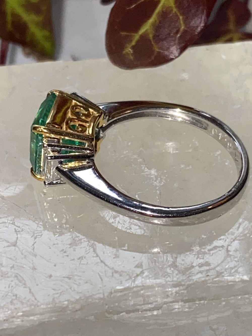 18CT GOLD NATURAL COLOMBIAN EMERALD RING - Image 5 of 9