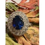 18CT GOLD CEYLON SAPPHIRE & DIAMOND CLUSTER RING