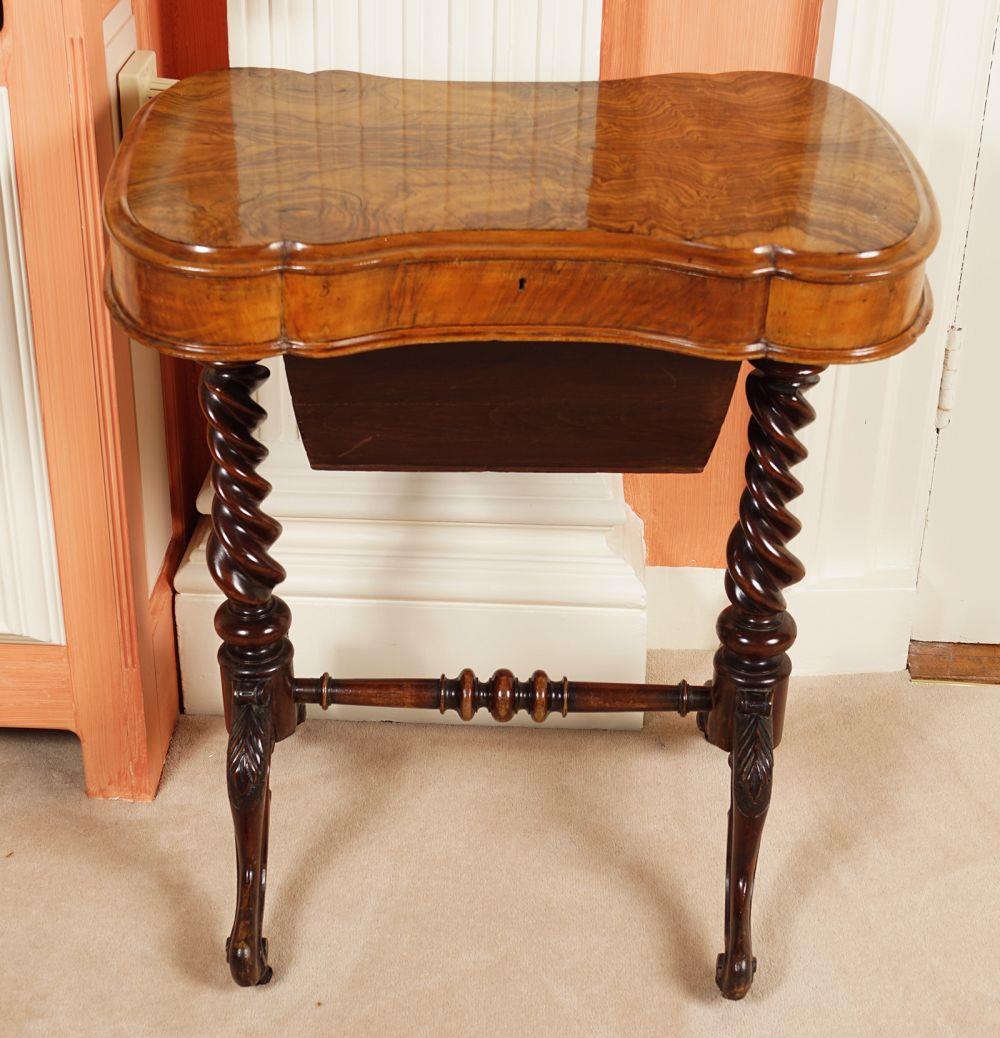 EARLY VICTORIAN BURR WALNUT LAMP TABLE