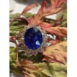 18CT GOLD CEYLON SAPPHIRE & DIAMOND CLUSTER RING