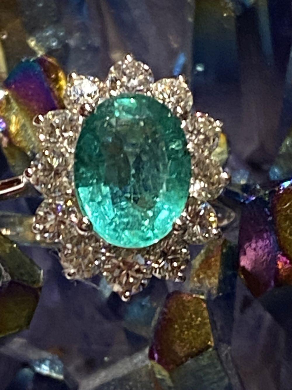 18CT WHITE GOLD COLOMBIAN EMERALD & DIAMOND RING - Image 7 of 9