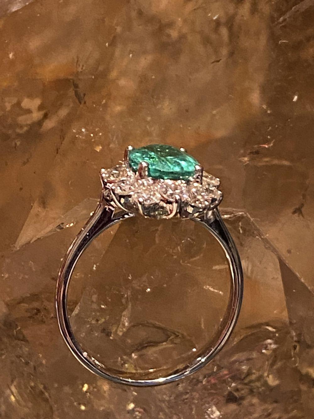 18CT WHITE GOLD COLOMBIAN EMERALD & DIAMOND RING - Image 6 of 9