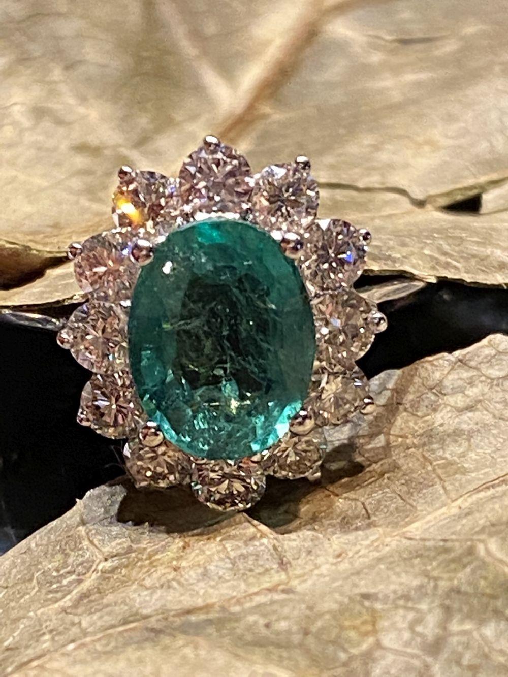18CT WHITE GOLD COLOMBIAN EMERALD & DIAMOND RING - Image 9 of 9