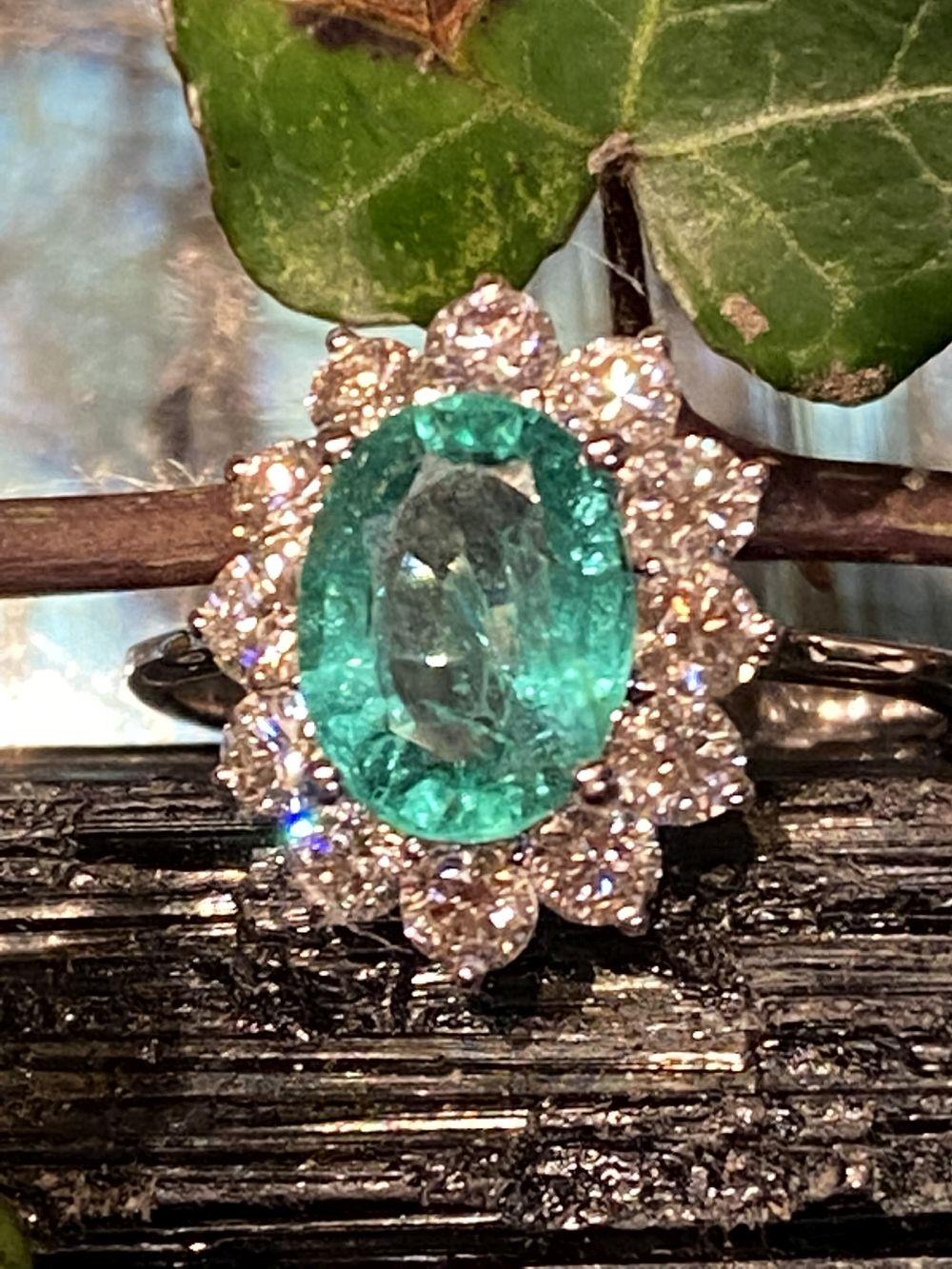 18CT WHITE GOLD COLOMBIAN EMERALD & DIAMOND RING - Image 8 of 9