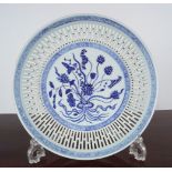 18TH-CENTURY CHINESE BLUE AND WHITE PLATE