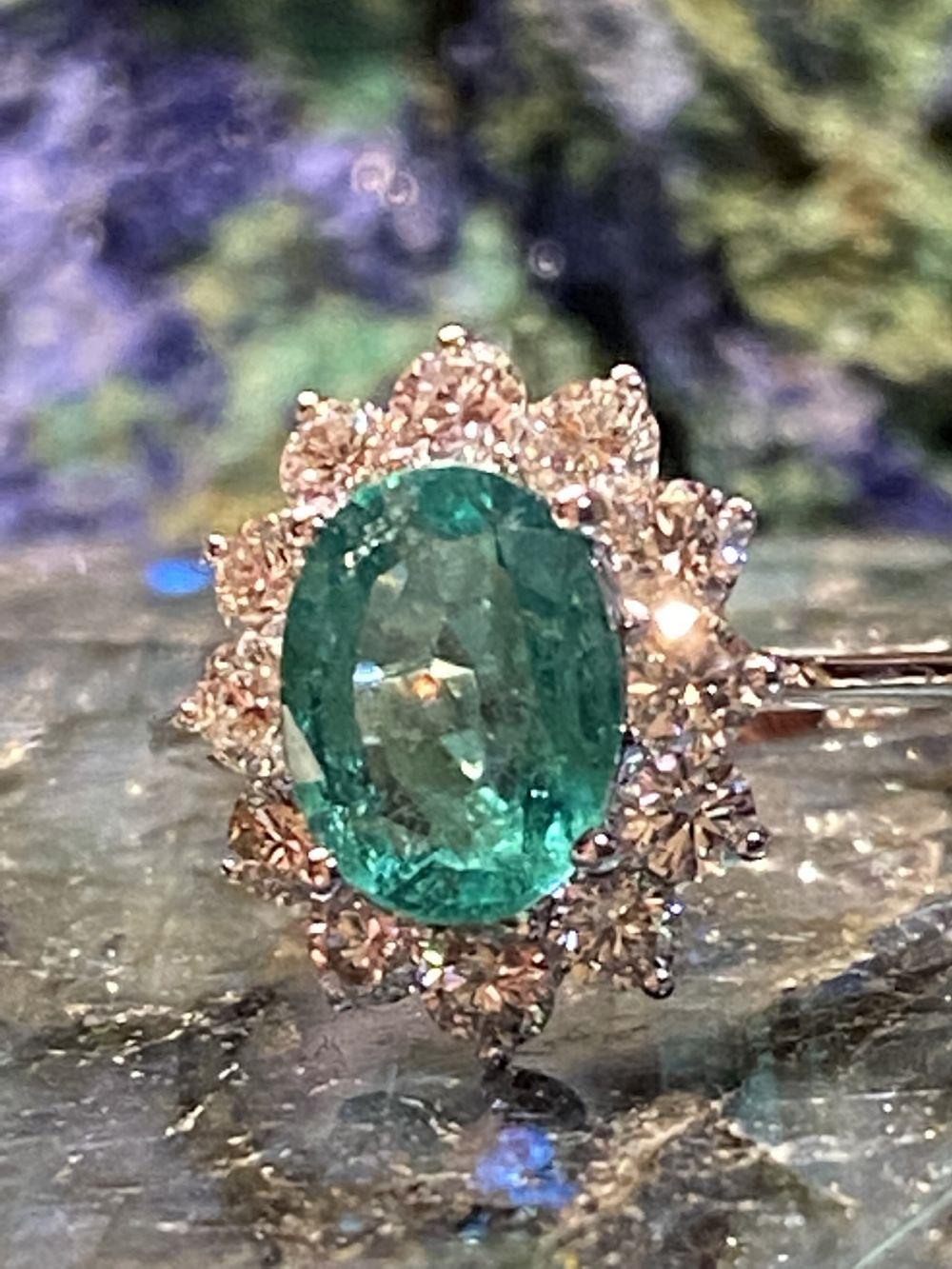 18CT WHITE GOLD COLOMBIAN EMERALD & DIAMOND RING - Image 2 of 9