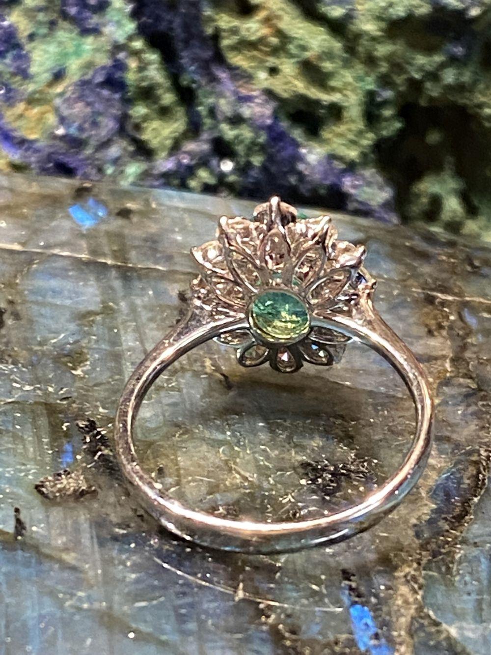 18CT WHITE GOLD COLOMBIAN EMERALD & DIAMOND RING - Image 4 of 9